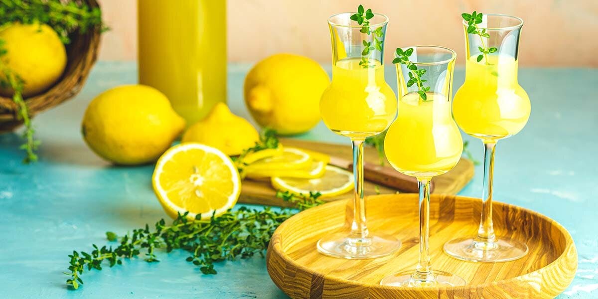 This gin, lemon curd and Vanilla Syrup cocktail recipe is dreamy!