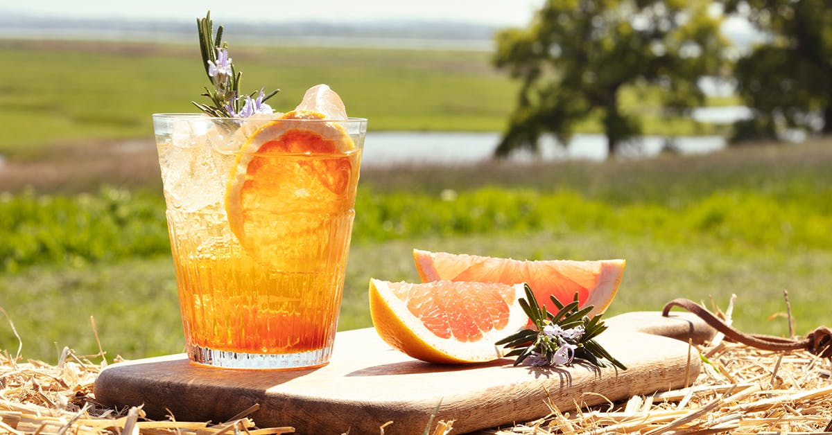 This 'Highland Fling' cocktail is the result of a love affair between Scottish gin & sparkling wine!