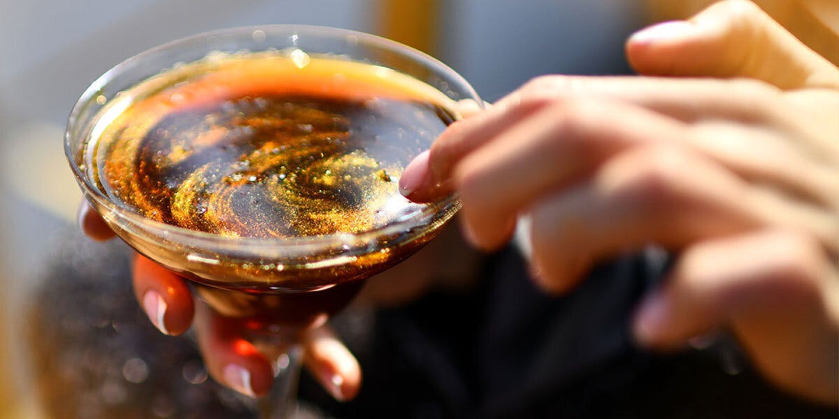 All that glitters: 5 ways you can use edible gold to create sparkling cocktails!