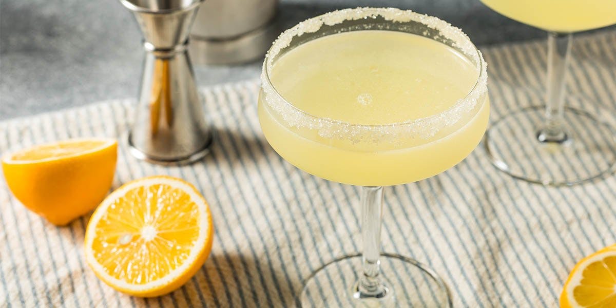 This warming Sunflower cocktail mixes gin, Cointreau, elderflower and lemon!